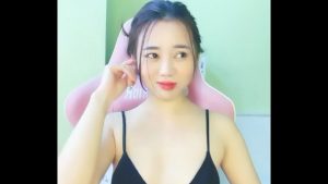 Em gái 2k đang show hàng móc bướm cho các anh xem